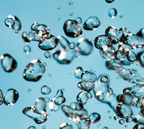 Imagen de gotas de agua sobre fondo azul claro