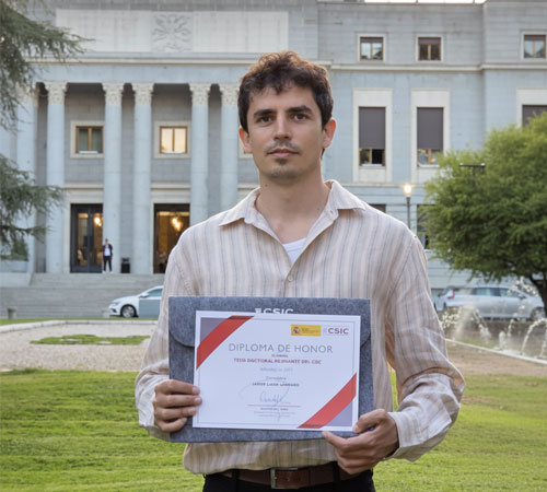 Imagen de Javier Lidoy sosteniendo su diploma
