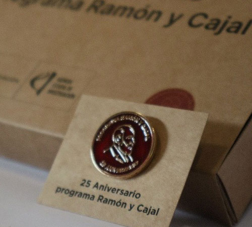 Sello lacrado en rojo y dorado de Ramón y Cajal sobre cartulina, apoyado en caja de cartón