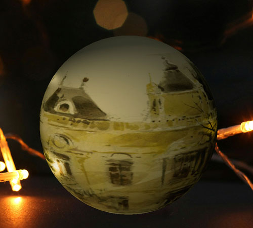 Bola de navidad en tonos grisáceos en la que se ve de fondo reflejada la Casa Amarilla de la EEZ