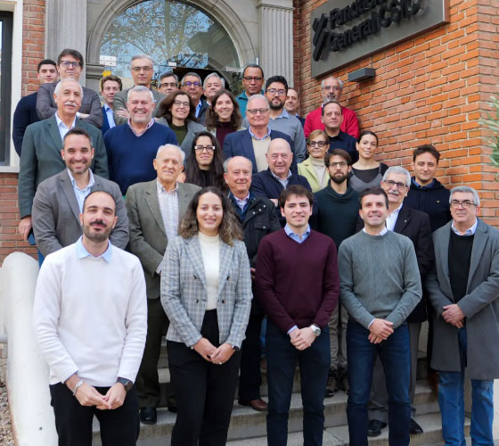 Foto de varias filas en escalera de personas, aproximadamente unas 4 o 5 personas por cada fila