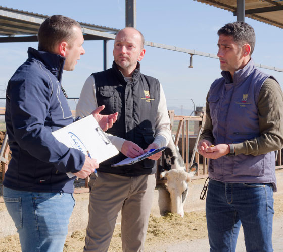 Imagen reunión de 2 miembros del CSIC y un miembro de Lactalis