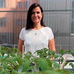 Ainhoa Martínez detrás de unas plantas de invernadero