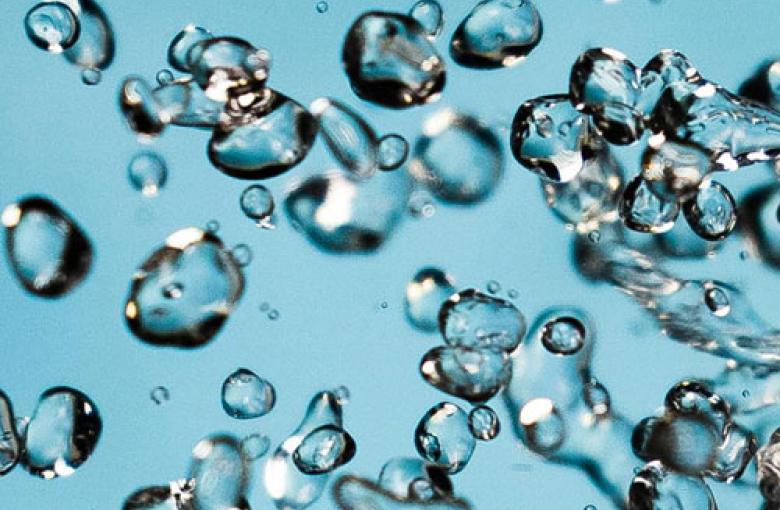 Imagen de gotas de agua sobre fondo azul claro