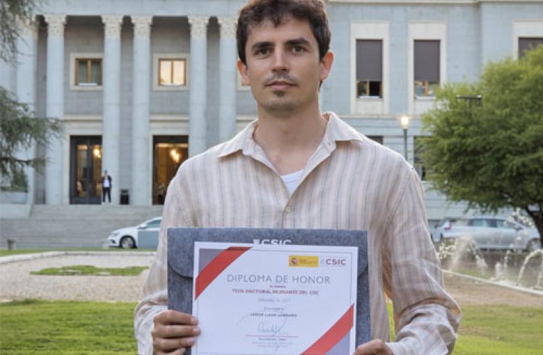 Imagen de Javier Lidoy sosteniendo su diploma