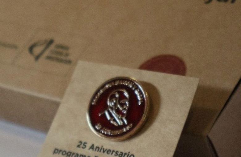 Sello lacrado en rojo y dorado de Ramón y Cajal sobre cartulina, apoyado en caja de cartón