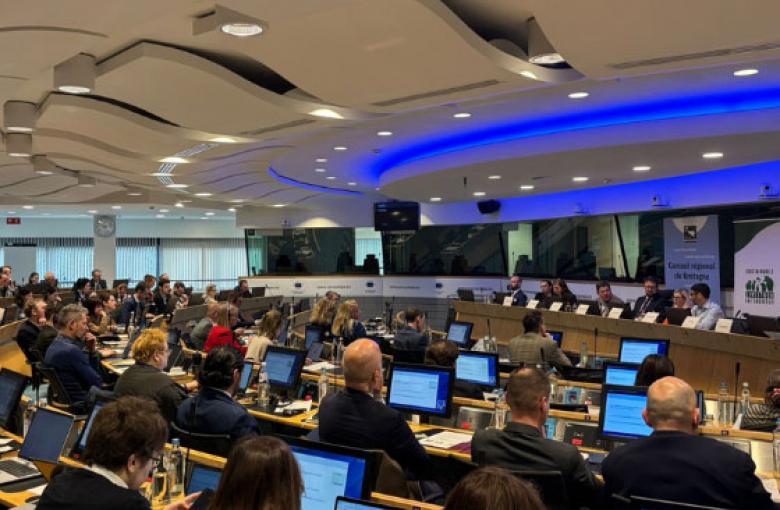 Miembros del Parlamento Europeo de espaldas, con sus portátiles, mientras asisten a la presentación de siete ponentes