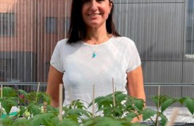 Ainhoa Martínez detrás de unas plantas de invernadero