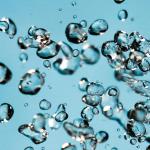 Imagen de gotas de agua sobre fondo azul claro