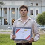 Imagen de Javier Lidoy sosteniendo su diploma