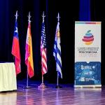 Imagen de banderas de Chile, España, Estados Unidos y Uruguay a la izquierda del cartel del congreso