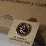 Sello lacrado en rojo y dorado de Ramón y Cajal sobre cartulina, apoyado en caja de cartón