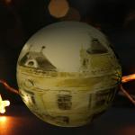 Bola de navidad en tonos grisáceos en la que se ve de fondo reflejada la Casa Amarilla de la EEZ