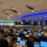 Miembros del Parlamento Europeo de espaldas, con sus portátiles, mientras asisten a la presentación de siete ponentes