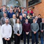 Foto de varias filas en escalera de personas, aproximadamente unas 4 o 5 personas por cada fila