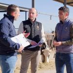 Imagen reunión de 2 miembros del CSIC y un miembro de Lactalis